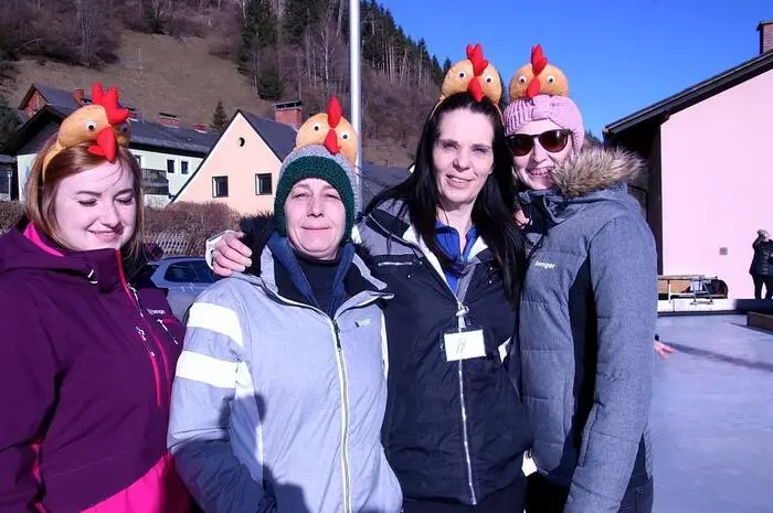 Gewonnen hat schließlich das Team „Wiednergraben“ in der Besetzung Franz Hatzl, Alfred Bratschko, Bernd Gruber und Josef Schriebl, gefolgt von der Damen-Mannschaft „Die verrückten Hühner“ mit Barbara und Katharina Brandner, Margit und Helene Edler. Rang drei ging an das Mix-Team „WBFZAR“ mit Hannah und Florian Steurer, Andreas Rößl und Kathrin Gines.