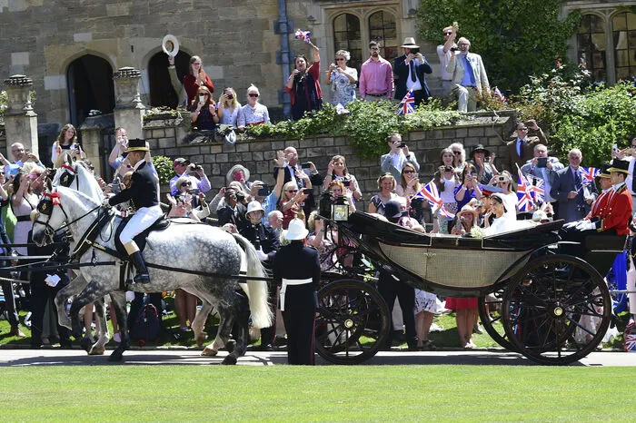 Bei der 25 Minuten dauernden Fahrt durch die Kleinstadt Windsor passierte das Brautpaar Massen von jubelnden und Fähnchen schwingenden Menschen.