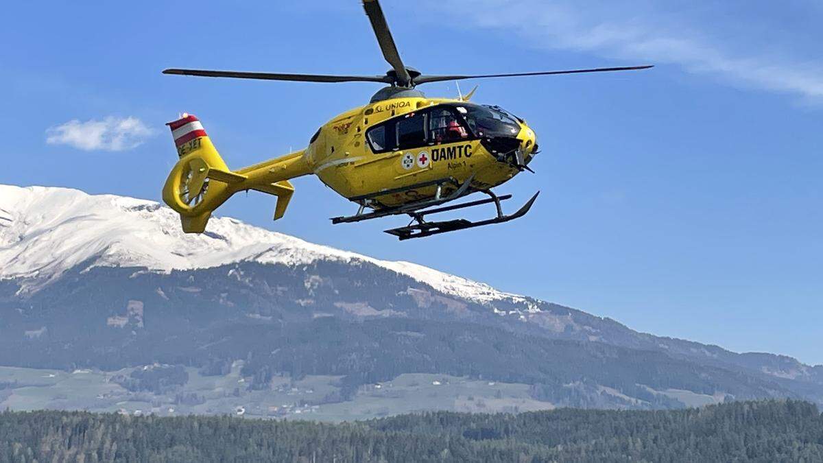 Mit dem Rettungshubschrauber C16 hat man die lebensgefährlich verletzte Landwirtin ins LKH Graz transportiert.