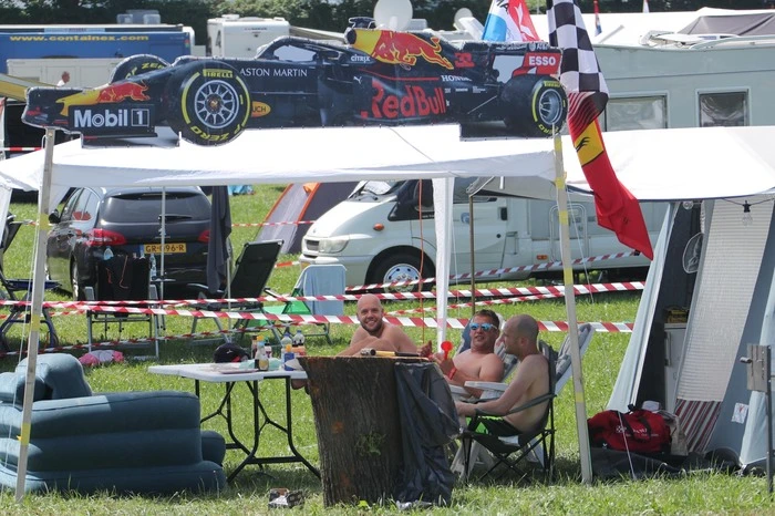 Bei sengender Hitze wird auf den Campingplätzen gefeiert, was das verschwitzte Zeugs hält.