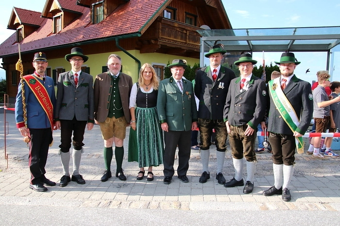 Beim Festakt erhielten Bürgermeister Johann Hansbauer sowie die Musiker Wolfgang Hiden und Stefanie Hecher Auszeichnungen überreicht.