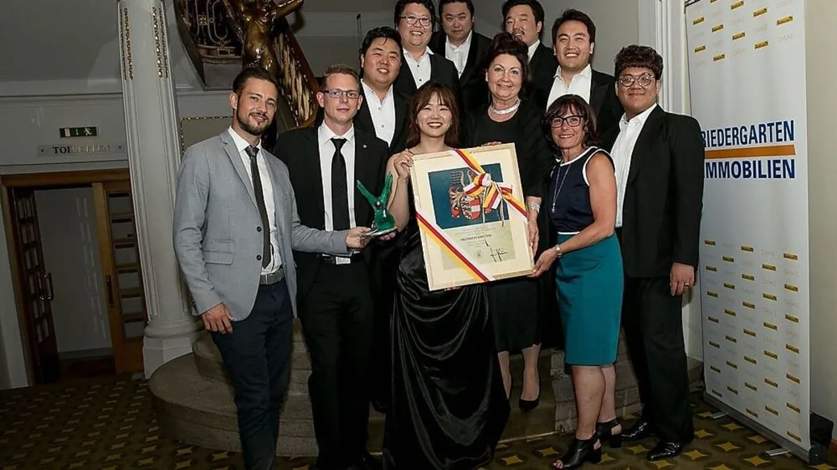 Hilfswerk Präsidentin Elisabeth Scheucher-Pichler (Bildmitte) mit Auxilia-Preisträgern (links) und dem koreanischen Chor „Seicento“