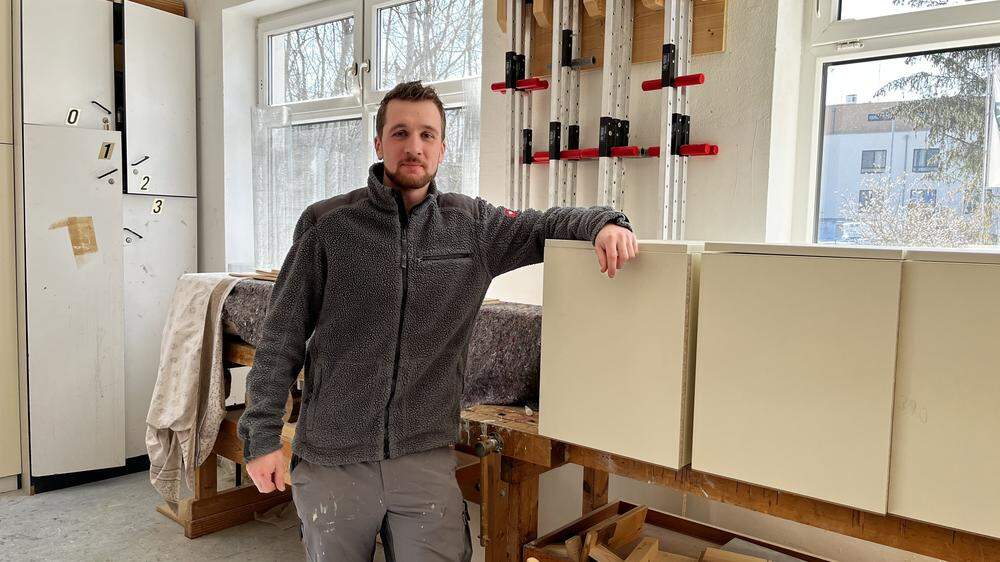 Lukas Schilhan ist 27 und liebt das Tischler-Handwerk, wie man sieht