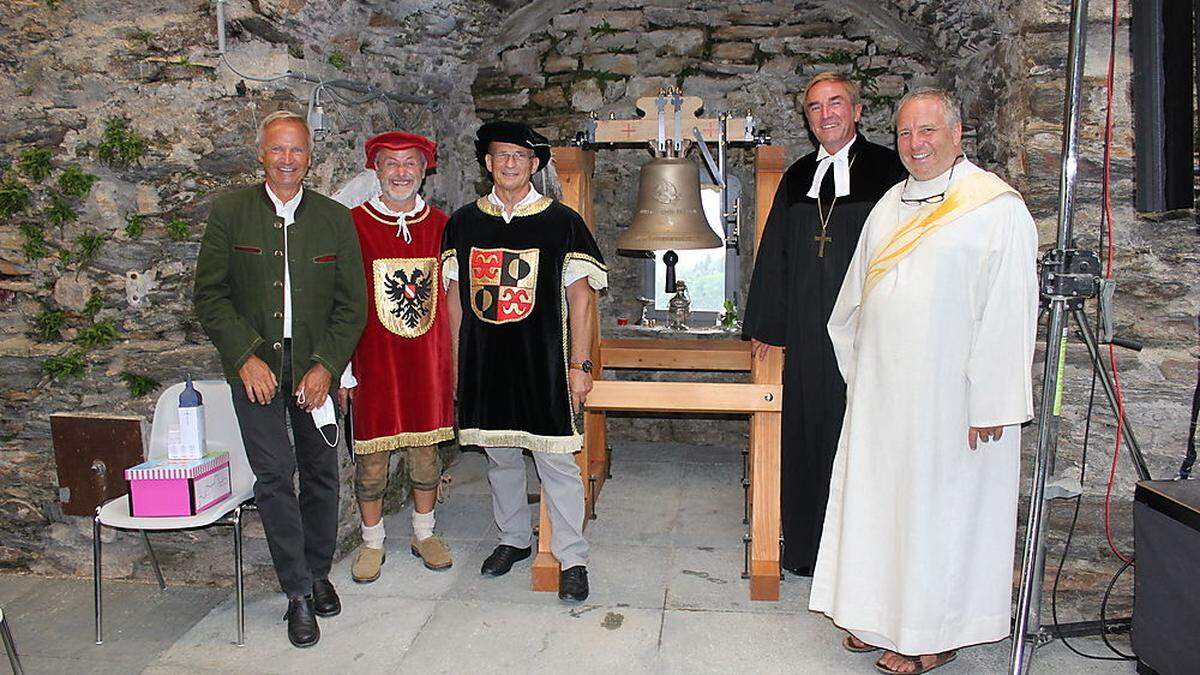 Die kürzlich restaurierte Kapelle der Burg Glanegg erhielt eine neue Glocke.