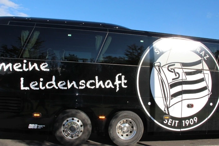 „Der Preis ergibt sich aus der Kilometeranzahl sowie der Einsatzzeit des Lenkers", heißt es seitens Weiss-Busreisen.