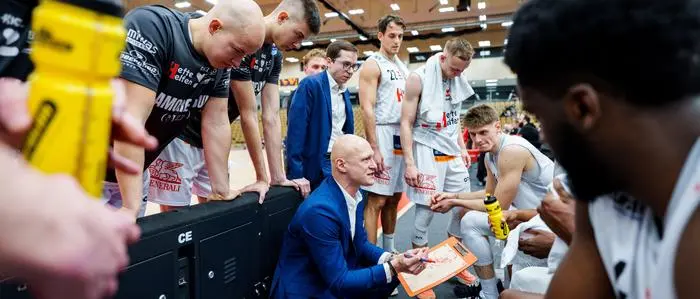 VIENNA,AUSTRIA,04.JAN.26 - BASKETBALL - Basketball Austria Cup Finals, final, men, Flyers Wels vs Bulls Kapfenberg. Image shows the team of Kapfenberg with head coach Klym Artamonov (Kapfenberg). Keywords: bottle.
Photo: GEPA pictures/ Edgar Eisner