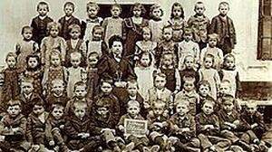 Schöne Schürzchen und Nagelschuhe fürs Foto: Trotzdem wirken diese Bleiberger Volksschüler von 1911 nicht sehr glücklich 	