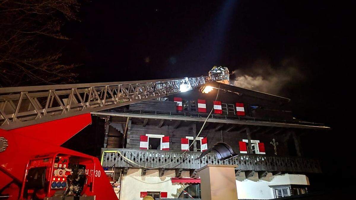 Eine Nacht nachdem der Brand im Dachstuhl der Villa ausgebrochen war, kam es erneut zum Aufflackern der Glutnester