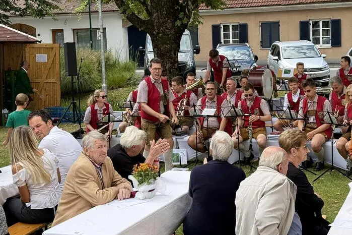  Die derzeitige Obfrau, engagierte Winzerin und ehemalige Weinhoheit Elisabeth Kohl, lud nach der Festmesse zu einem Frühschoppen mit dem Musikverein Großwilfersdorf ...