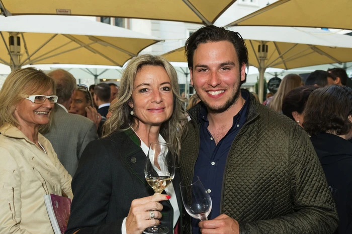 MAS-Marketing-Chefin Andrea Sajben und Jungwinzer Max und Christopher Glatz (Weingut Glatz)