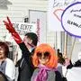 Demo vor dem Parlament: Die Initiative für das Frauenvolksbegehren bat um eine Kaffeespende für das magere Frauenbudget