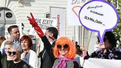 Demo vor dem Parlament: Die Initiative für das Frauenvolksbegehren bat um eine Kaffeespende für das magere Frauenbudget