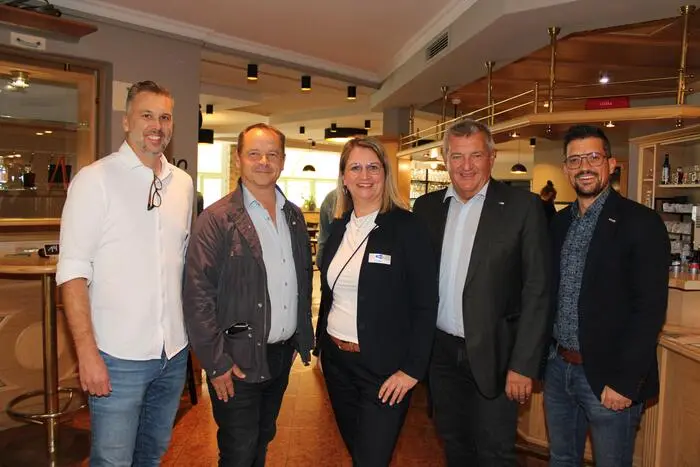 AMS-Geschäftsstellenleiter Franz Hansbauer (2.v.r.) und sein Stellvertreter Roger Vogel begrüßten auch die Bürgermeister Bernd Osprian (Voitsberg) und Bernd Gratzer (Kainach b. Voitsberg) sowie Wirtschaftskammer-Regionalstellenleiter Lukas Kalcher (r.).