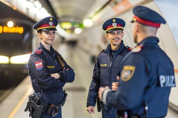 Polizistin Martina Buchner mit Kollegen in einer Wiener U-Bahn Station