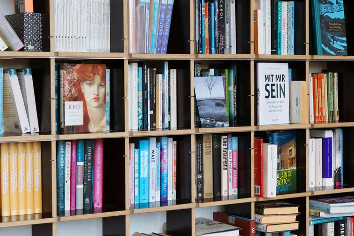 Die Bibliothek im Büro: Gerade hat Oona Horx-Strathern eine neue Wohn-Studie herausgebracht - im Home Report 2019, der ersten Ausgabe eines nun regelmäßig erscheinenden Reports, wirft sie einen kritischen Blick auf die Veränderungen unserer Lebensräume.
