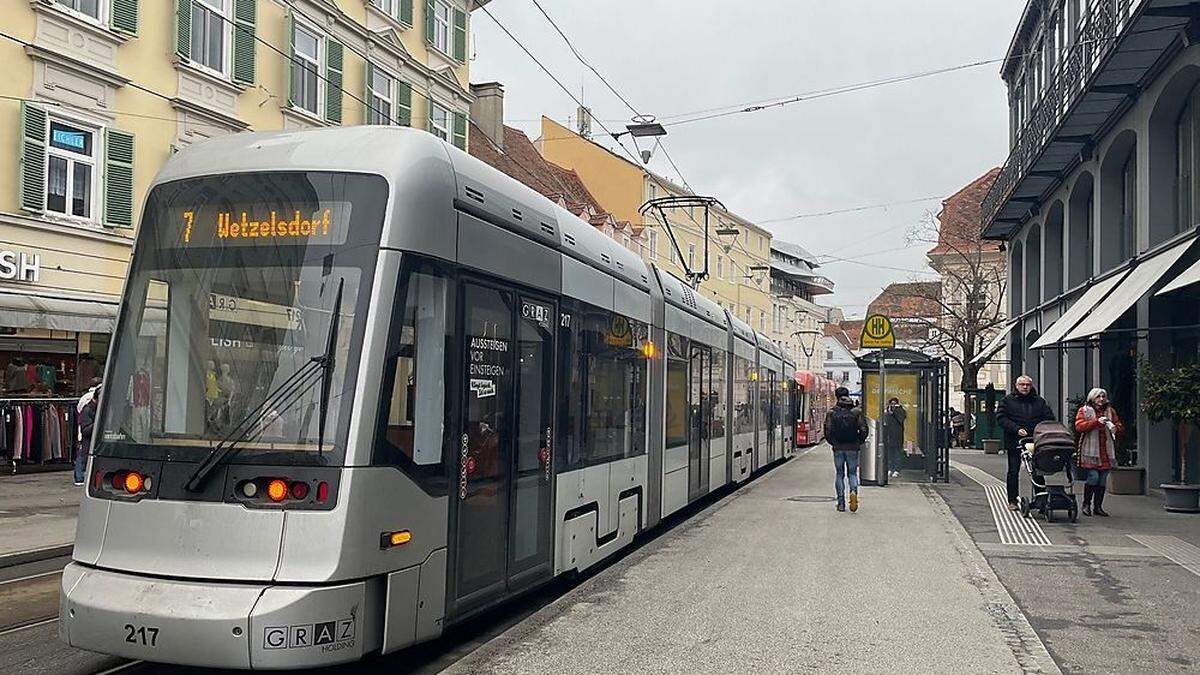 Bis zum Kunsthaus warten die Straßenbahnen auf freie Fahrt