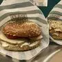 Ein vegetarischer Tofu-Bagel und ein Lachs-Bagel bei Paddy’s in der Sporgasse