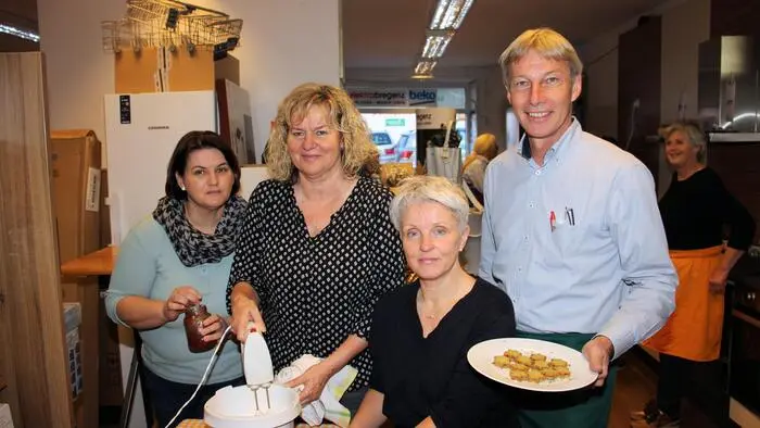 Auch dieses Jahr luden Vizebürgermeister Günther Queder und sein Team der SPÖ Ligist zum traditionellen Kekse backen in die Räumlichkeiten der Firma Elektrotechnik Robert Wagnest ein.