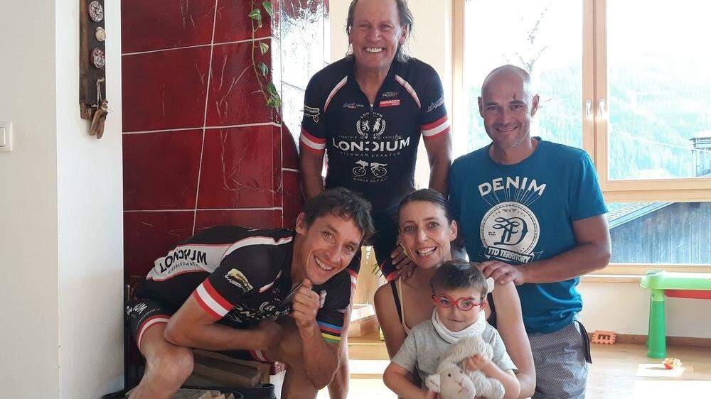 Die beiden Parasportler Michi und Radlwolf, Mutter Leni mit Valentin und Vater Christof