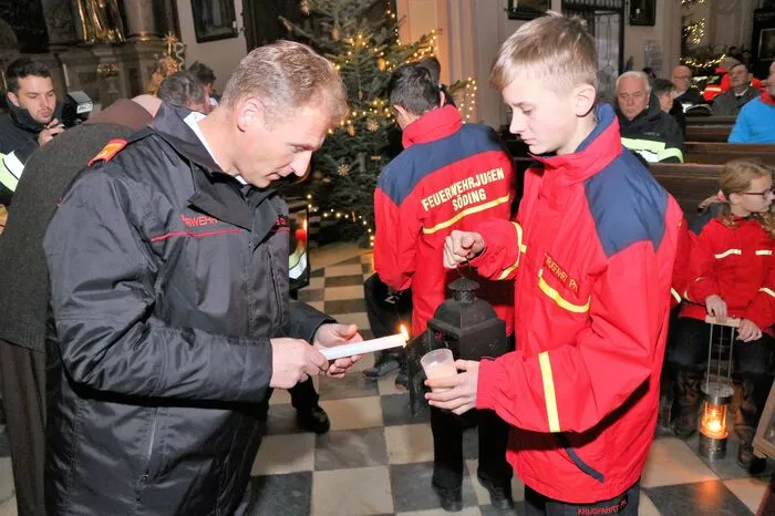 Bereichskommandant Christian Leitgeb und Stellvertreter Klaus Gehr entzündeten die von der Feuerwehrjugend der Wehren des Bereichsverbandes Voitsberg mitgebrachten Kerzen in ihren Laternen.