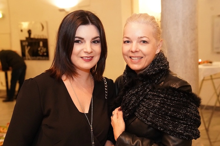 Textildesignerin Carolin Berger mit ihrer Mutter