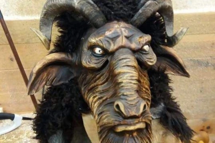 Die Perchten führten seit jeher die Wilde Jagd an. Geschlagen wird in den Rauhnächten aber nicht, die Berührung des Fells einer Percht soll den Menschen Glück bringen. „Im Gegensatz zum Krampus, der menschliche Züge hat, sind Perchtenmasken klobig und grob geschnitzt. Perchten sind eine Fantasiegestalt“, sagt Josef Pickl-Hafner. Unterschiedlich große Schellen und Kuhglocken kündigen die Perchten von Weitem an, die meist in einem Schaffell stecken. 