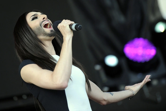Dabei versicherte die bärtige Diva, mit Hochdruck an ihrem ersten Album zu arbeiten: "Ich bin sehr dankbar für jeden Vorschlag." Klar sei in jedem Falle eines: "Ich gebe Gas."