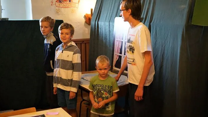 Die Geschwister Arsenii, Matvii, Savelii und Gordii Karonskyi sind im August 2022 mit ihrer Familie aus der Ukraine geflüchtet und in Pack untergekommen.