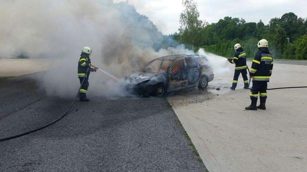 Die Feuerwehrkräfte konnten den Fahrzeugbrand rasch löschen