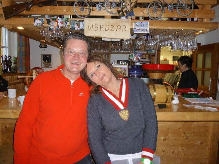 Christian Schatzer (mit Frau Lisa) kümmert sich um das Wohl der Gäste in der Pinzgauer Hütte. Tipp: Unbedingt eine Übernachtung einplanen