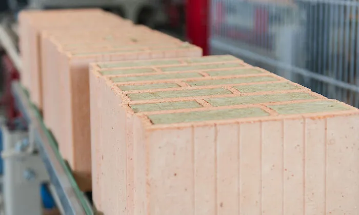 Schon in der Herstellung ist der Ziegel ein Energiesparer: In den letzten Jahren wurde der Energiebedarf für den Brennvorgang bereits um bis zu 50 Prozent reduziert