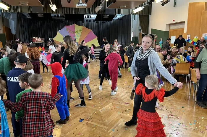 Unter den rund 130 verkleideten Kindern und den knapp 170 Erwachsenen herrschte ausgelassene Stimmung.