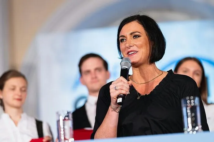 "Wenn man über viele Jahrzehnte in der Innenstadt in klimatisierten, gut beheizten Büros arbeitet und lebt, dann fehlt einem vielleicht manchmal auch der Blick für die Realitäten der Menschen im ländlichen Raum." - der weite Blick von Tourismusministerin Elisabeth Köstinger (ÖVP).