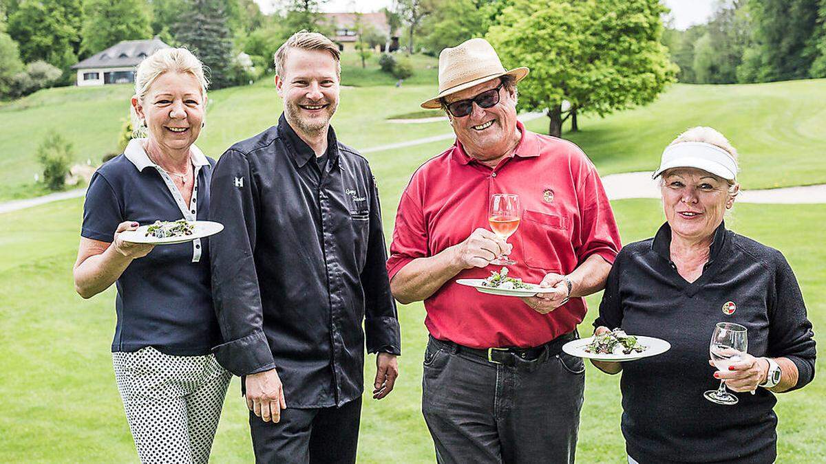 Georg Klammer verwöhnte die Teilnehmer nach Loch zwölf im Kärntner Golfclub Dellach