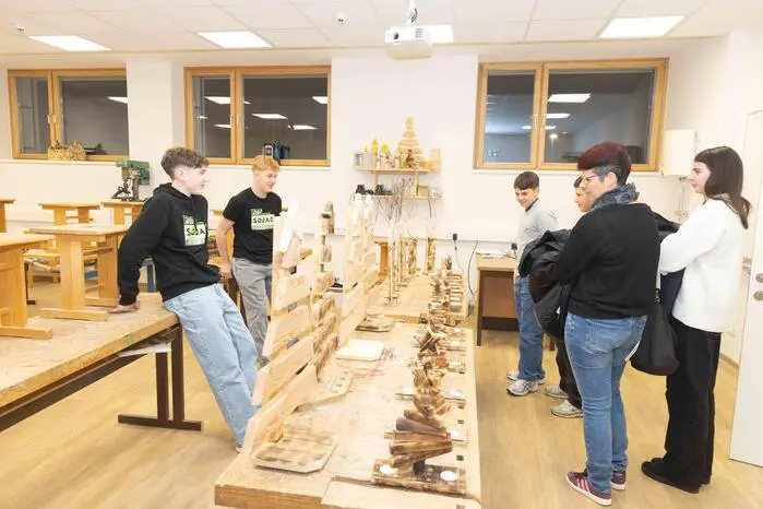 Zusätzlich präsentierten sich auch die bewährten Fachbereiche Metall, Elektro, Holz und Bau, die den Jugendlichen eine breite Auswahl an beruflichen Einstiegsmöglichkeiten bieten. 
