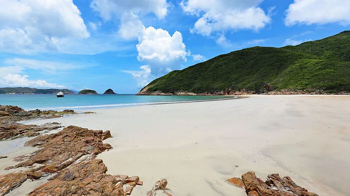 Baden gehen. Goldenen Sandstrände säumen die insgesamt 800 Kilometer Küste: Am Big Wave Beach wird gesurft, Cheung Sha Beach ist der längste und an der Silver Mine Bay sieht man noch die Türme zur Abwehr von Piraten.