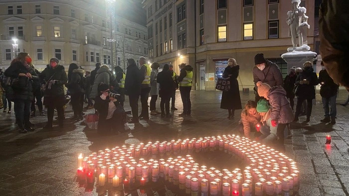 Menschen versammelten sich, ein Trompeter läutete die stille Viertelstunde ein.