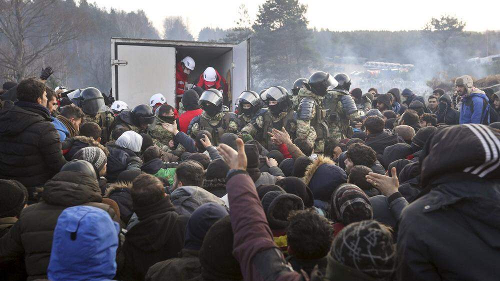 An der östlichen EU-Außengrenze zu Weißrussland verbrachten unterdessen Tausende Migranten eine weitere Nacht in provisorischen Camps in eisiger Kälte