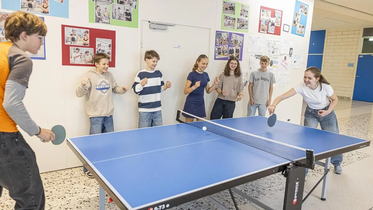 Schüler spielen Tischtennis