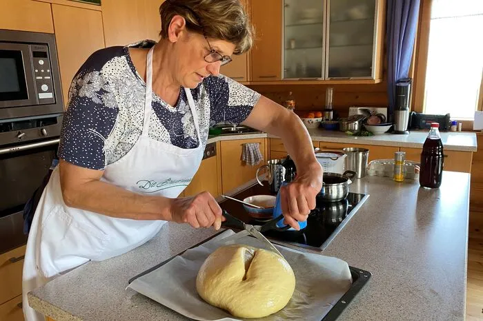 Damit das Osterbrot aber eine Osterpinze wird, wird es noch mit einer Schere eingeschnitten.