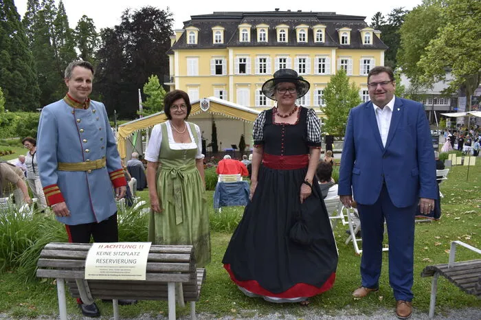 Geschäftsführer des Tourismusverbandes Region Bad Gleichenberg, Thomas Gußmagg, Obmann Jörg Siegel, Mitarbeiterin Anni Rathkolb sowie Bürgermeisterin Christine Siegel sind glücklich, dass ein kleines Biedermeierfest, das Biedermeierflair, heuer wieder stattfinden kann.