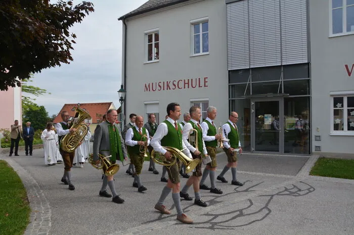 Auch Lukas Schnitzer, steirischer Landtagsabgeordneter, Richard Schmid, Landesobmann Stellvertreter des steirischen Blasmusikverbands und Thomas Schleimer, Bezirksobmann des Blasmusikverbands Hartberg gratulierten der Kapelle zu ihrem neuen Heim.
