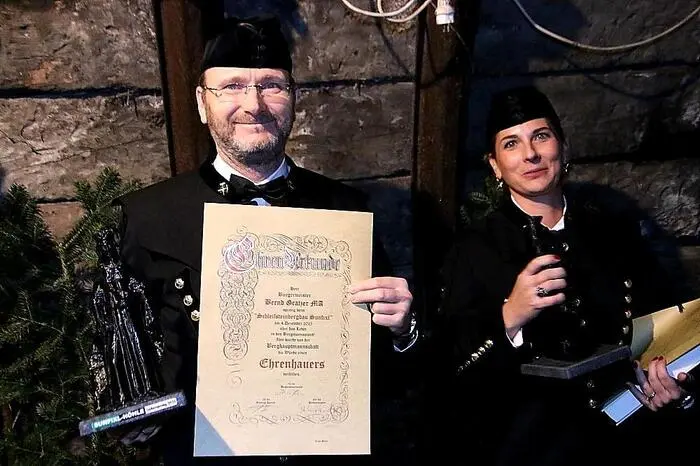 Beim Ledersprung wurden Bezirkshauptfrau Elisabeth Kladiva und Bernd Gratzer in den Stand der Ehrenhauer aufgenommen. Die Zeremonie leitete Christian Harecker, Vorstand der Montanbehörde Süd.