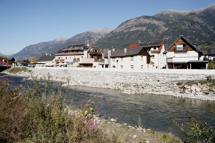 Hochwasserschutzbauten auf einer Länge von 2,5 Kilometern mit 2.200 m3 Beton (=600 Mischwagen), 120 Tonnen Stahl und 22.000 m3 Schüttmaterial wurden von den überwiegend einheimischen Firmen verbaut.