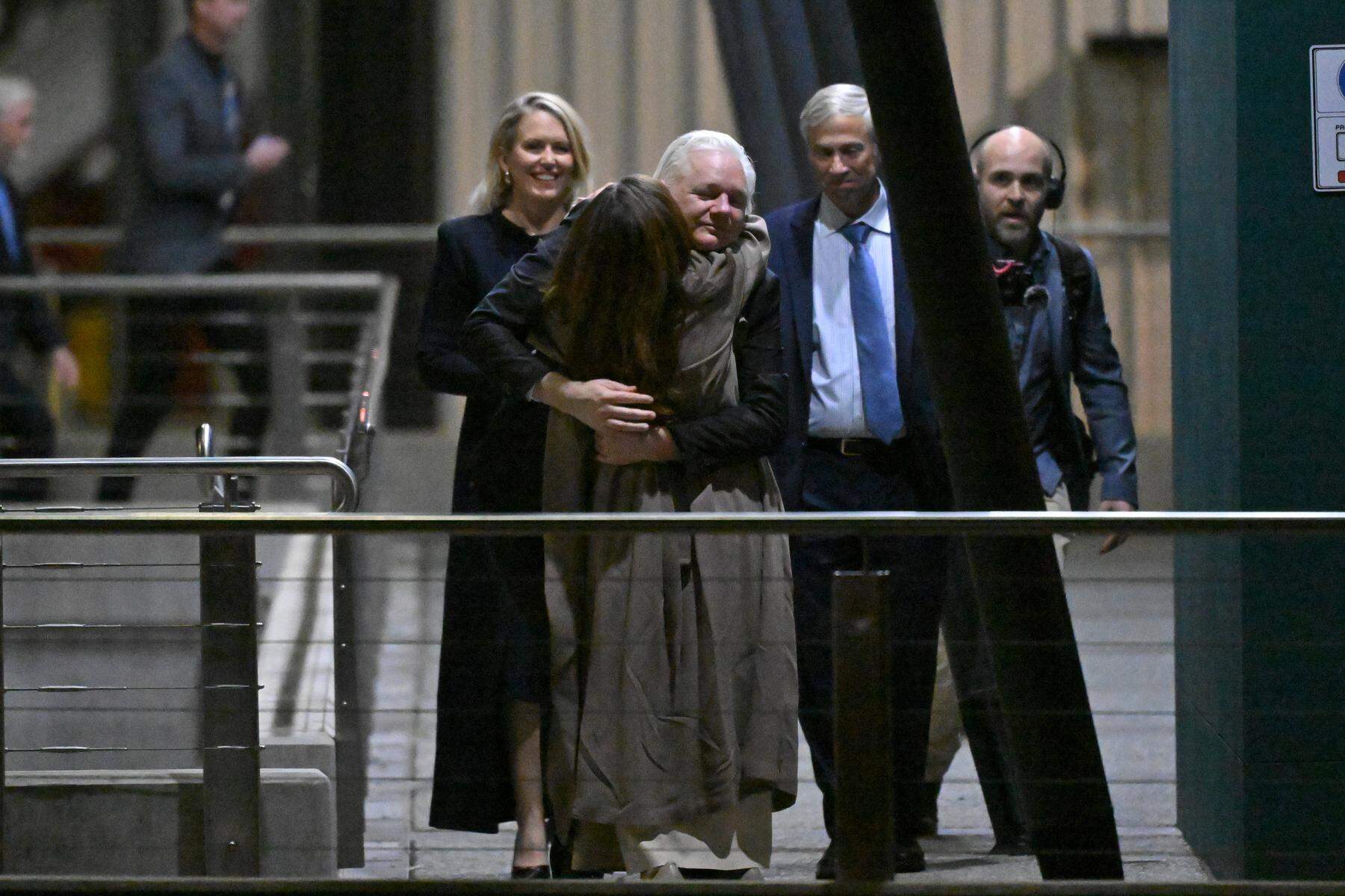 Berührende Bilder: Nach jahrelanger Odyssee: Julian Assange ist wieder mit seiner Familie vereint