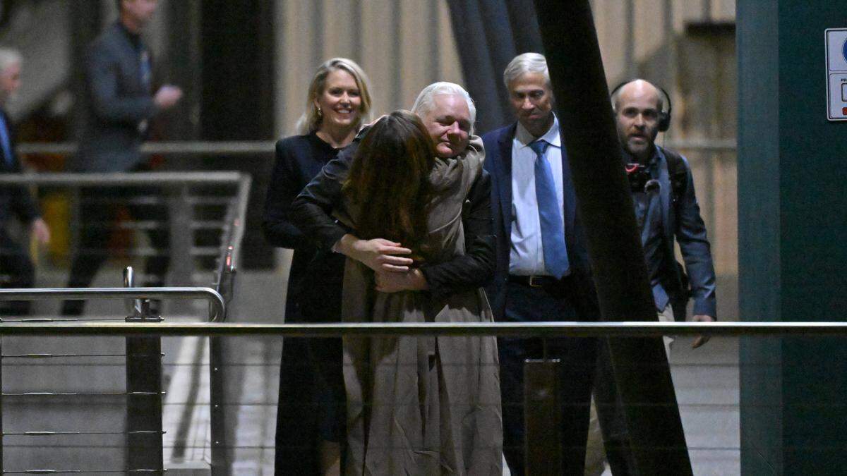 WikiLeaks-Gründer Julian Assange umarmt seine Frau in der australischen Hauptstadt Canberra