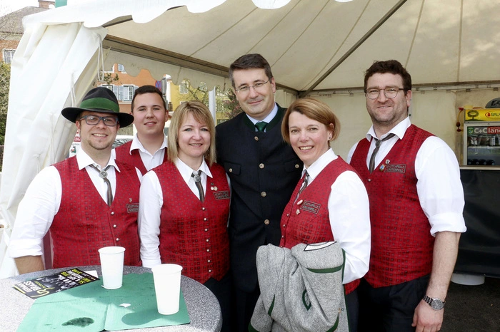 Nationalratsabgeordneter Christian Schandor stellte sich den wartenden Journalisten gerne für ein Foto.