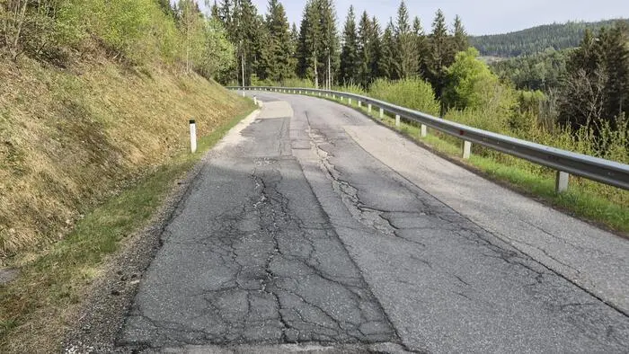 Foto einer desolaten Straße