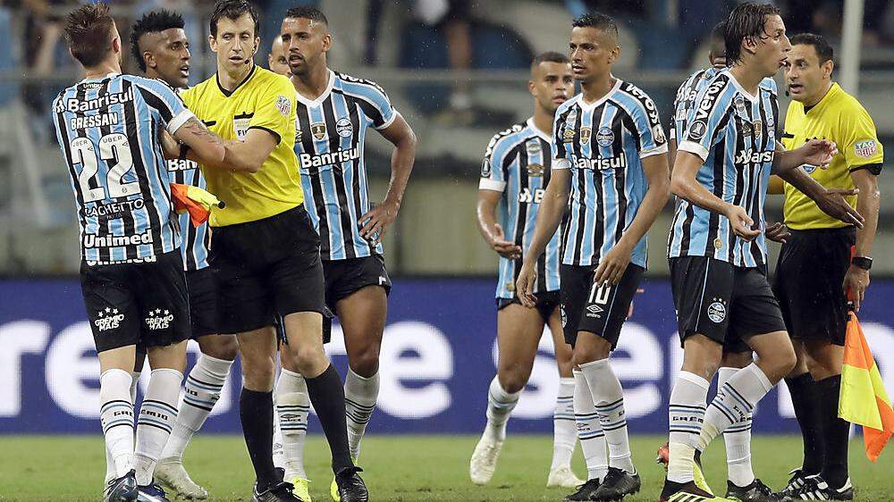 Die Spieler von Gremio Porto Alegre kamen den Unparteiischen zu nahe