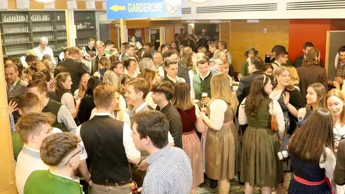 Da war am Wochenende kein Platz mehr im Kulturhaus von Althofen. Grund des Massenansturms war der 46. Krappfelder Jägerball. Aus ganz Kärnten und aus der angrenzenden Steiermark waren am Samstagabend Hundertschaften von Balltigern und zahlreiche „Schürzenjäger“ in die Krappfeld-Metropole gepilgert, um bei diesem Event dabei zu sein. 